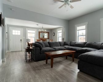 Newly Renovated 4br Home; Sleeps 8; Quiet; Short & Long Stays - Hays - Stue