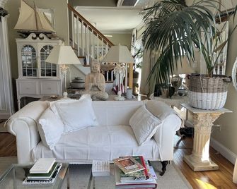 Rose Cottage by the Bay. - Greenport - Living room