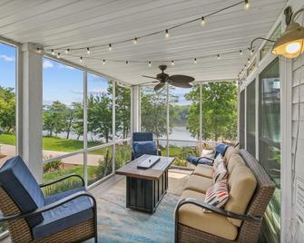 Bow Wow on the River - Ottawa - Patio