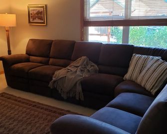 Great in-town location - Pinedale - Living room