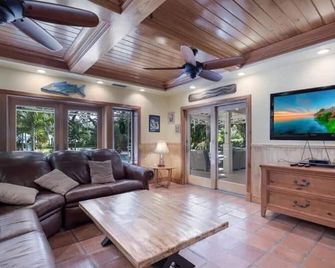 6 Bedrooms - Waterfront,pool, dock, great for families. Big yard, lots of room. - Bradenton - Wohnzimmer