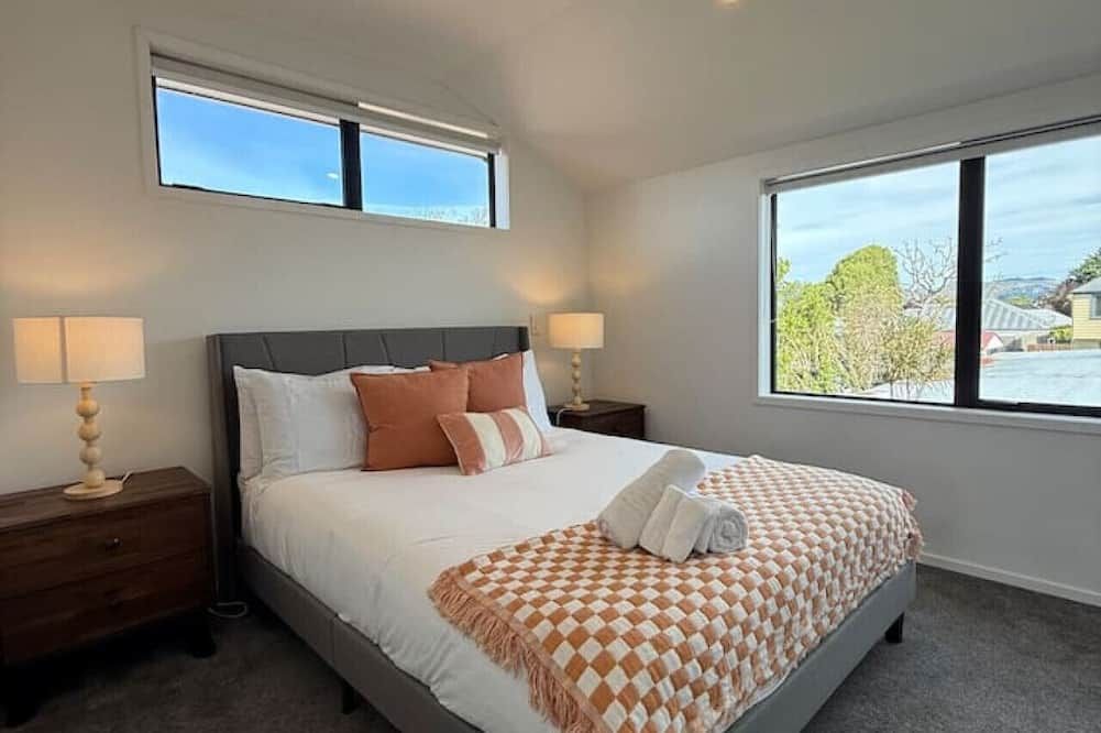 Modern 2-Bedroom Home with Backyard in Edgeware - Christchurch