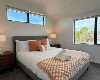 Modern 2-Bedroom Home with Backyard in Edgeware - Christchurch
