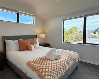 Modern 2-Bedroom Home with Backyard in Edgeware - Christchurch