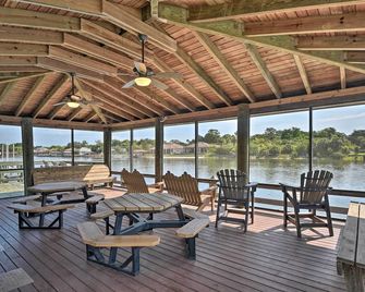 Waterfront Palm Coast Condo with Boat Dock and Pool! - Palm Coast - Balcón