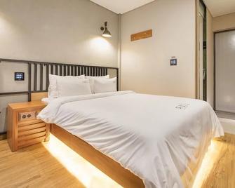 Jeju Maru Hotel & Cafe - Seogwipo - Κρεβατοκάμαρα