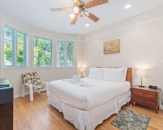 Sleepy Hollow Beach Resort Introduces Cottage 14b - South Haven - Bedroom