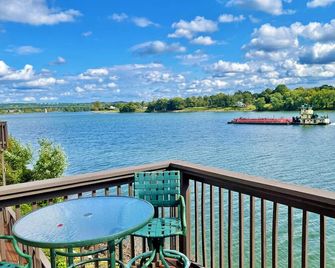 River Port | 3 Bed Condo Waterfront on Ohio River - Marietta - Balcón