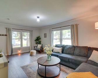 7 Mi to Dtwn Raleigh: Townhome w/ Deck! - Raleigh - Sala de estar