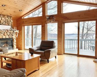 Picturesque Getaway on Private Lakefront Property - Aitkin - Sala de estar