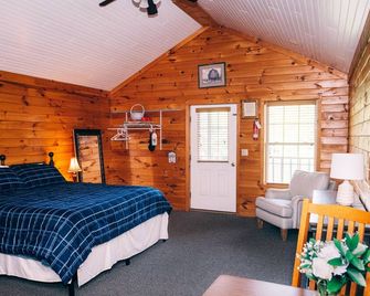 600 Sq. ft Cabin with King Size Bed - Quiet Location, Close to Skiing - Cortland - Bedroom