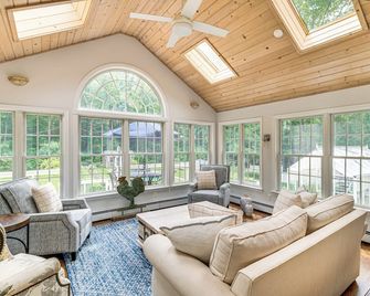 Pool, Gardens & Hot Tub: Luxe Sandy Hook Home! - Sandy Hook - Living room
