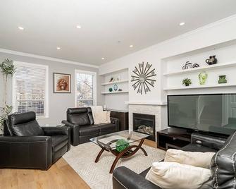 Comfortable and Modern Rowhouse Perfect for BC Escapade, air conditioned - Langley - Living room