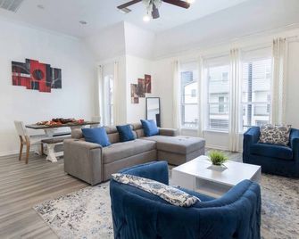 Beautiful 3-Bedroom Townhome In East Downtown Htx - Houston - Living room
