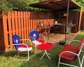 Charming downtown home steps away from the city square, shopping, local dining - Gainesville - Patio