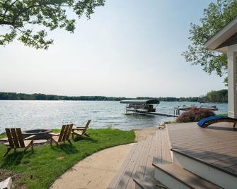 Your Perfect Southwest Michigan Lakehouse Getaway - Paw Paw - Patio