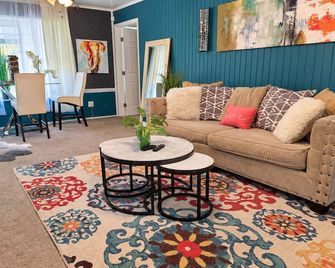 Zen Country Getaway - Fire Pit, Movie Nights, Sleeps 16 - The Zen Collection - Dallas - Sala de estar