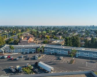 Best Western Town & Country Lodge - Tulare - Building