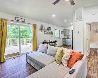 Deck and Boat Dock Lakefront Cabin in Eucha! - Eucha - Living room