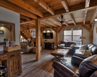 Water Street Cabin! Waterfront 2 bedroom, 1.5 bath, sleeps 8 - Marquette - Living room