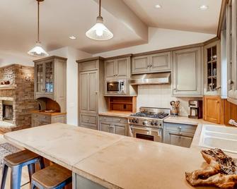 Walk to everything! Historic District! - Breckenridge - Kitchen