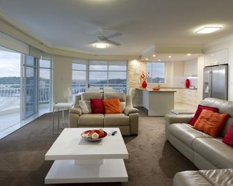 2nd Avenue Beachside Apartments - Burleigh Heads - Living room