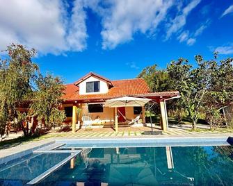 Lugar para relajarse con tu familia, cerca de la ciudad al mismo tiempo alejado. - Cuenca - Pool