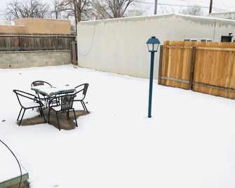 Centrally located and huge private enclosed backyard - Albuquerque - Balcon