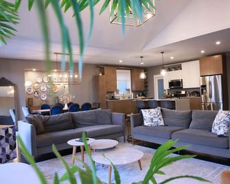 This quiet neighbourhood is great place to relax and enjoy the peace and quiet. - Bedford - Wohnzimmer