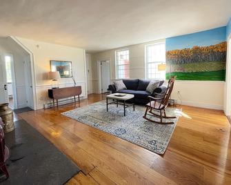 Private 1790s Farmhouse Close to the Shoreline and Casinos - Bozrah - Living room