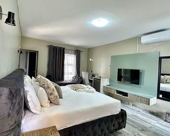 Nyamankulu Guest Lodge - Rolle - Bedroom