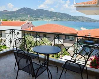 Vergina - Chrisi Akti - Balcón