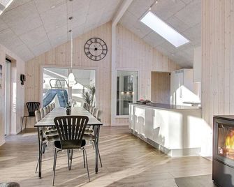 6 Bedroom Beautiful Home In Tranekær - Lohals - Comedor