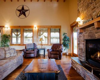 Beautiful 2 Bedroom Cabin in Dover Bay/Sandpoint Idaho. Sleeps 7. - Dover - Living room