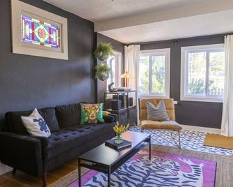 Funky House - Private Hot Tub - Walking Distance to Downtown - Calgary - Sala de estar