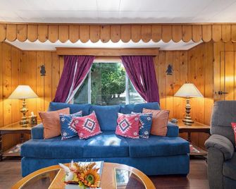 Old Town Cottonwood Cowboy Cottage - 5 min walk to Main Street + Dog-Friendly - Cottonwood - Living room