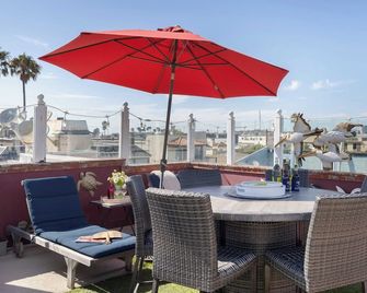 Shoreline Villa by Avantstay Steps to the Beach, Bay, & Pier! - Newport Beach - Balcony