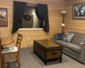 Susitna River Lodging, Backwoods Cabins - Talkeetna - Living room