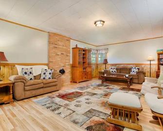 Bear Crossing at Linville Falls! - Newland - Living room