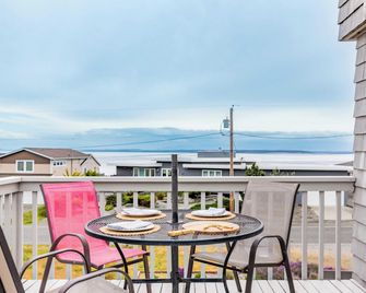 Beach Lookout Retreat by Avantstay Rooftop Views - Coupeville - Balcony
