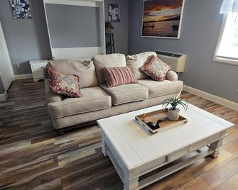 The Village at Paugus Bay Condo! - Laconia - Living room