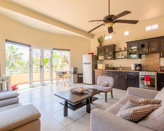 Just steps from the Beach; Panoramic ocean views from private rooftop balcony! - El Pescadero - Sala de estar
