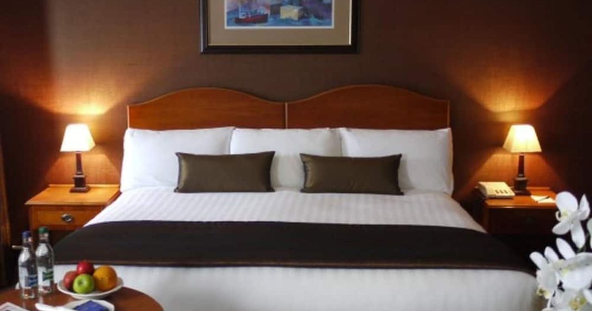 Люди в гостинице. Бронирование в гостинице. Проживание в гостиничном номере на курорте. Проживание в гостиничном номере на курорте. Проживание в отеле.