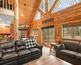 Thompsonville Lodge near Crystal Mountain - Bear Lake - Living room