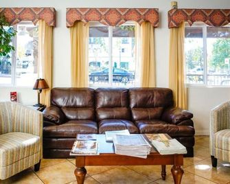 Lamplighter Inn & Suites - סן לואיס אוביספו - סלון