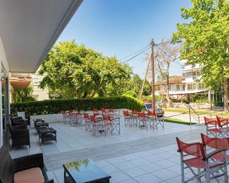 Hotel Ena - Loutra Ypatis - Patio