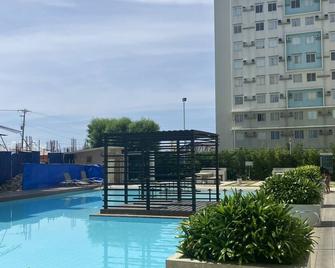 Cozy condo with AC and fitness room in lovely Dumaguete steps from the Ocean - Dumaguete - Svømmebasseng