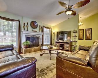 Peaceful Lakefront, Spectacular View, Spacious 2 Level, 30 Min from Auburn - Alexander City - Living room
