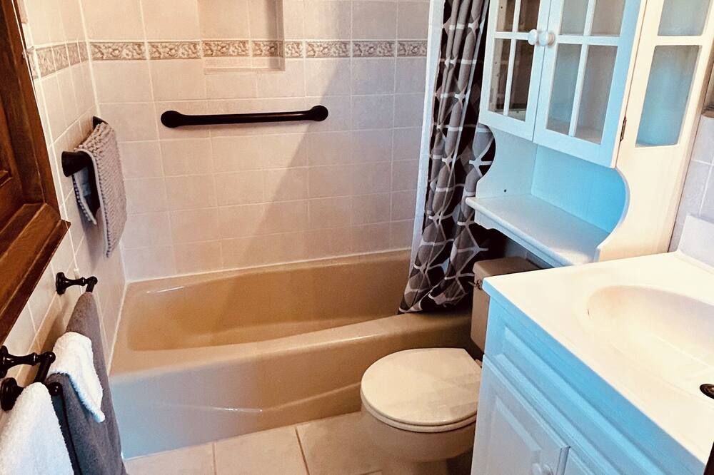 Family Home with Mountain Views! - Cody - Bathroom
