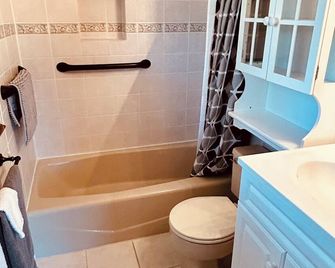 Family Home with Mountain Views! - Cody - Bathroom